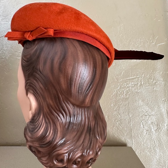 FABULOUS 1950s\' APRICOT COLOR FELT TAM WITH MATCHING LONG FEATHER TRIM